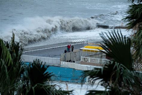 5-year-old girl dead, man missing after being swept out to sea